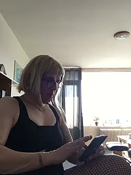 simone xdressing online show from March 9, 10:08 am