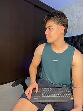 MaxxiCruzz online show from December 16, 4:41 am