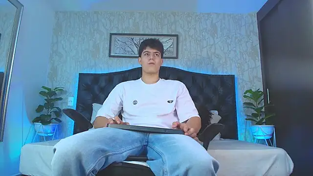 MaxxiCruzz online show from December 14, 3:35 am