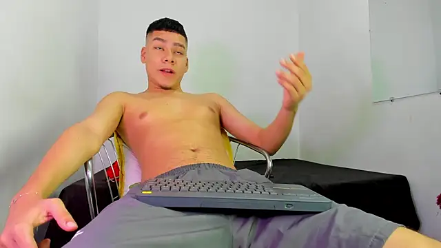 Lucastorrez01 online show from May 2, 11:29 pm
