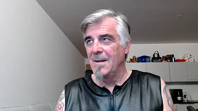 Buidapest online show from May 10, 2:57 am