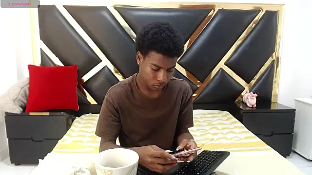NoahJhonson69 online show from May 7, 11:43 am