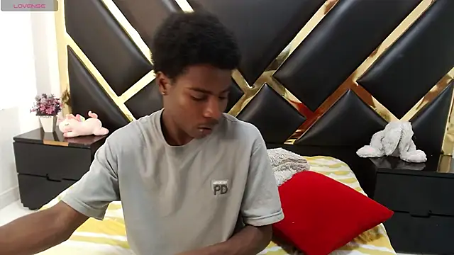 NoahJhonson69 online show from May 17, 11:39 am