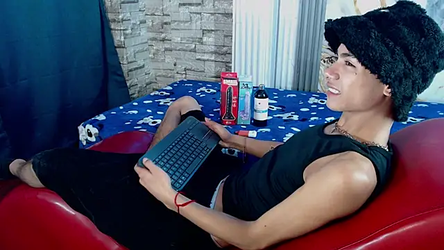 maverickhotson303av online show from December 21, 7:27 am