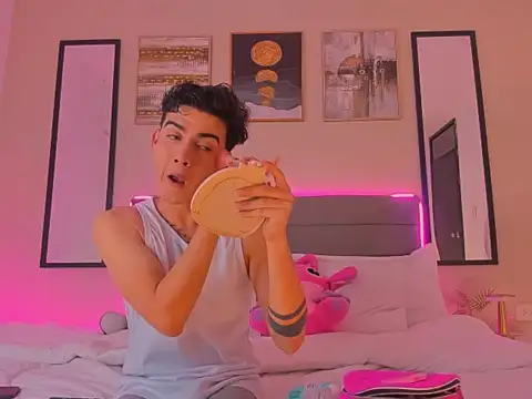 Feiccer Thomson1 online show from February 8, 5:13 am