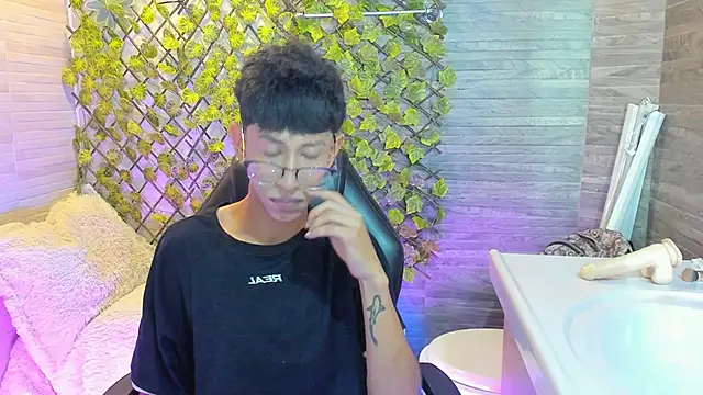 NoaMillers online show from December 20, 7:21 pm