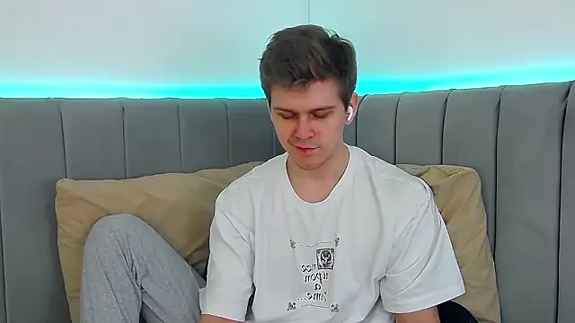 NickJohnas online show from January 17, 3:31 am