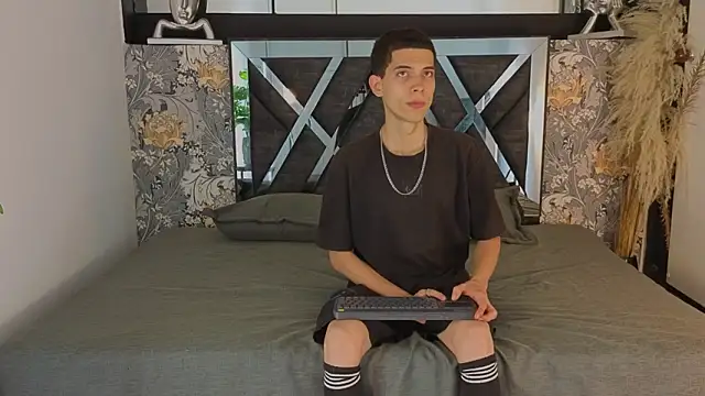 prettyboyy 13 online show from February 2, 9:23 pm