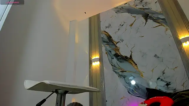 MiaLuxxi online show from April 20, 9:39 pm