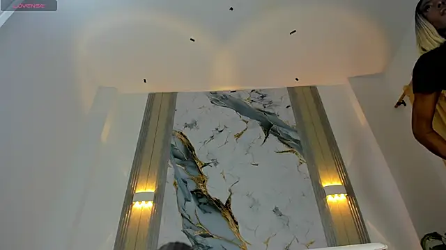 MiaLuxxi online show from April 1, 10:40 pm