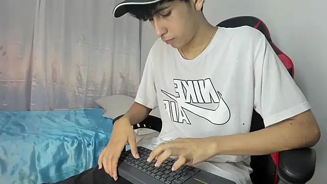 julian xx online show from May 4, 7:15 pm