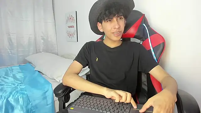 julian xx online show from April 28, 7:07 pm