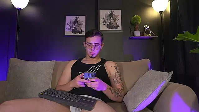 Leo Valmore online show from February 19, 1:35 am