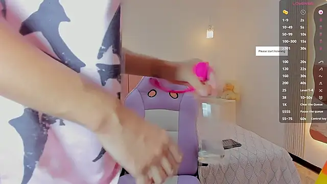 Iamcami  online show from April 7, 8:09 pm