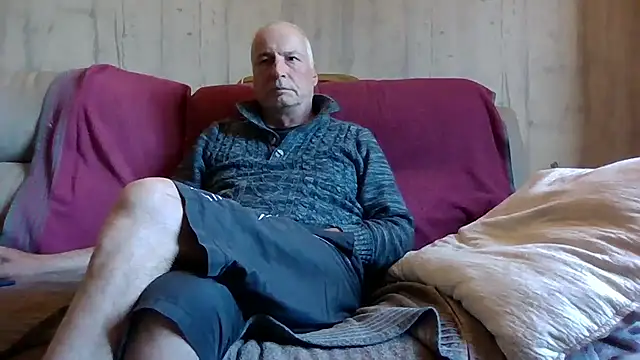 Helinetrav online show from April 25, 5:21 am