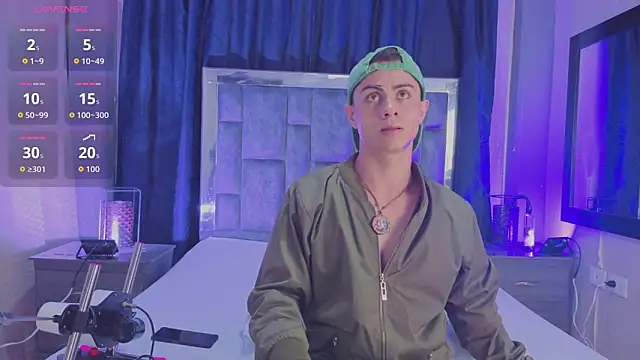 LeoMonnroe online show from April 7, 7:25 pm