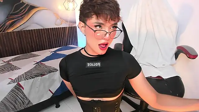 ReneePaz online show from June 10, 7:03 pm