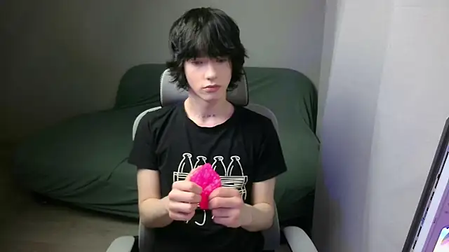 LeonBoykisser online show from February 6, 2:58 pm