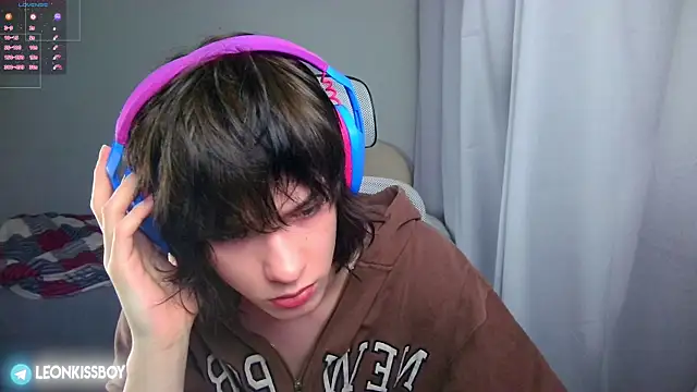 LeonBoykisser online show from June 10, 6:52 pm