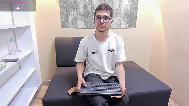 MATTHEW EVANS1 online show from February 5, 1:18 pm