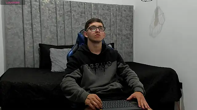 Calvin Hunter online show from April 29, 2:05 am