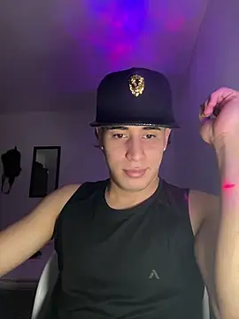 Snapshot of Maximuz1920 chatting on March 31, 5:09 am Maximuz1920 online show from March 31, 5:09 am