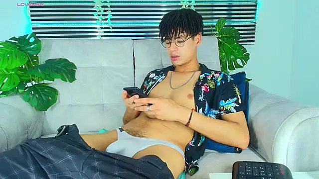 ThiiagoSaeenz online show from April 24, 3:42 am