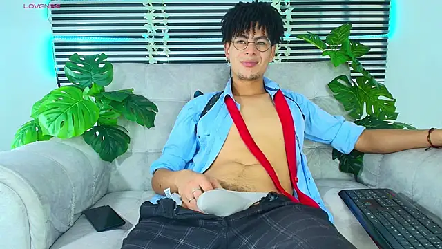 ThiiagoSaeenz online show from April 29, 5:30 pm