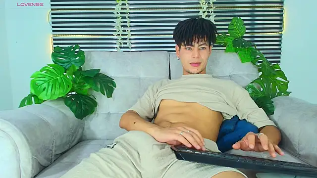 ThiiagoSaeenz online show from April 30, 6:15 pm