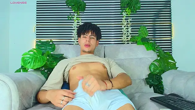ThiiagoSaeenz online show from April 30, 11:20 pm