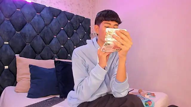 noah lewiss online show from March 13, 10:45 am