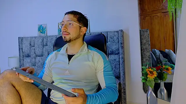 NICK MOSS  online show from March 16, 10:52 am