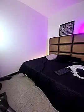 Aaron Kingg online show from February 12, 3:23 am