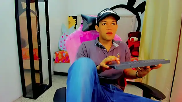 Top and bottom online show from April 7, 8:53 pm