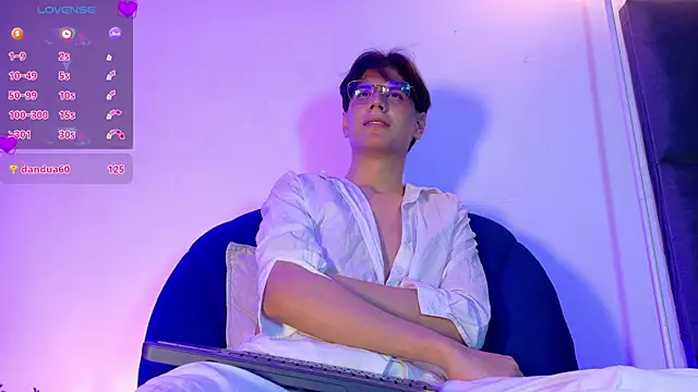lui x dust online show from April 25, 4:04 am