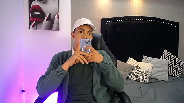 NewYoungHot online show from April 9, 8:15 pm