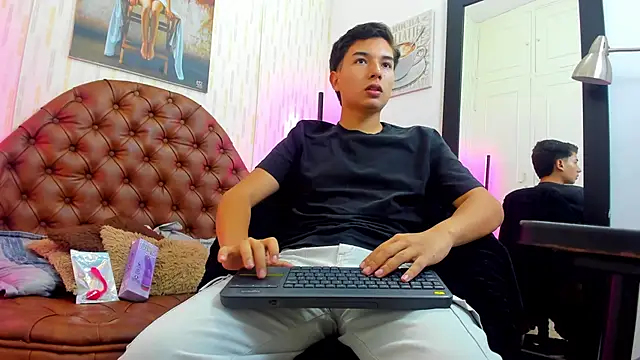 thiago cruz0 online show from March 31, 1:02 pm