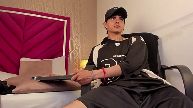 Dominic Foxx online show from March 7, 8:06 pm