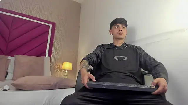 Dominic Foxx online show from March 21, 4:33 pm