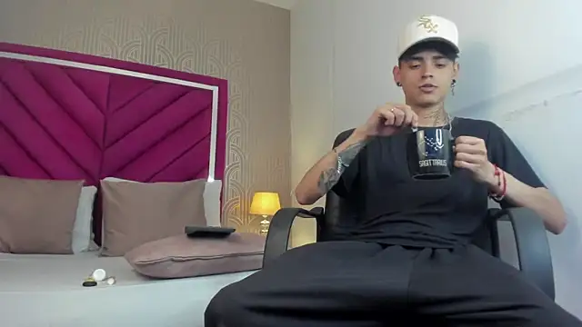 Dominic Foxx online show from April 7, 7:47 pm