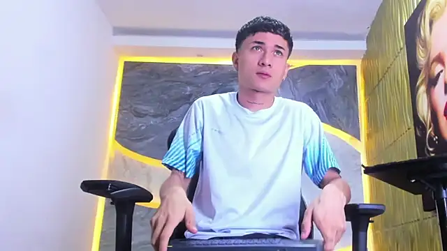 Matheus Ic  online show from March 28, 7:36 pm