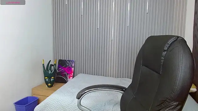 Julian Smith21 online show from April 27, 5:26 am