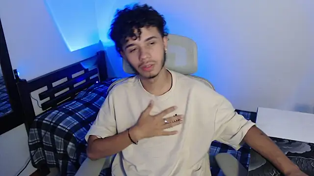 axeldarkk online show from April 3, 7:43 pm