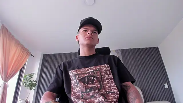 DylanRoyce  online show from April 28, 12:43 pm