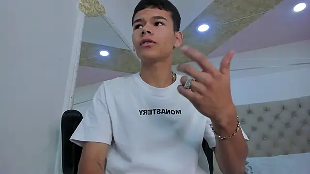 DylanRoyce  online show from March 21, 12:31 pm