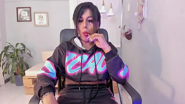 Nahomy Collins  online show from March 18, 7:50 pm