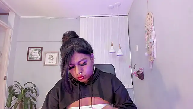 Nahomy Collins  online show from March 23, 7:20 pm