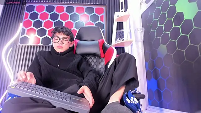 Cristopher Wild online show from May 8, 9:04 pm