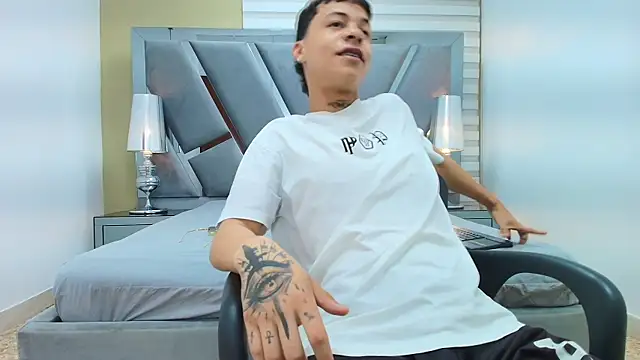 HENRY GREEN2 online show from April 7, 7:25 pm