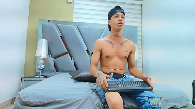 HENRY GREEN2 online show from April 1, 7:33 pm